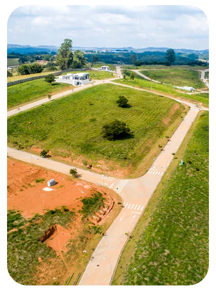Vista do loteamento com ruas asfaltadas e lotes demarcados